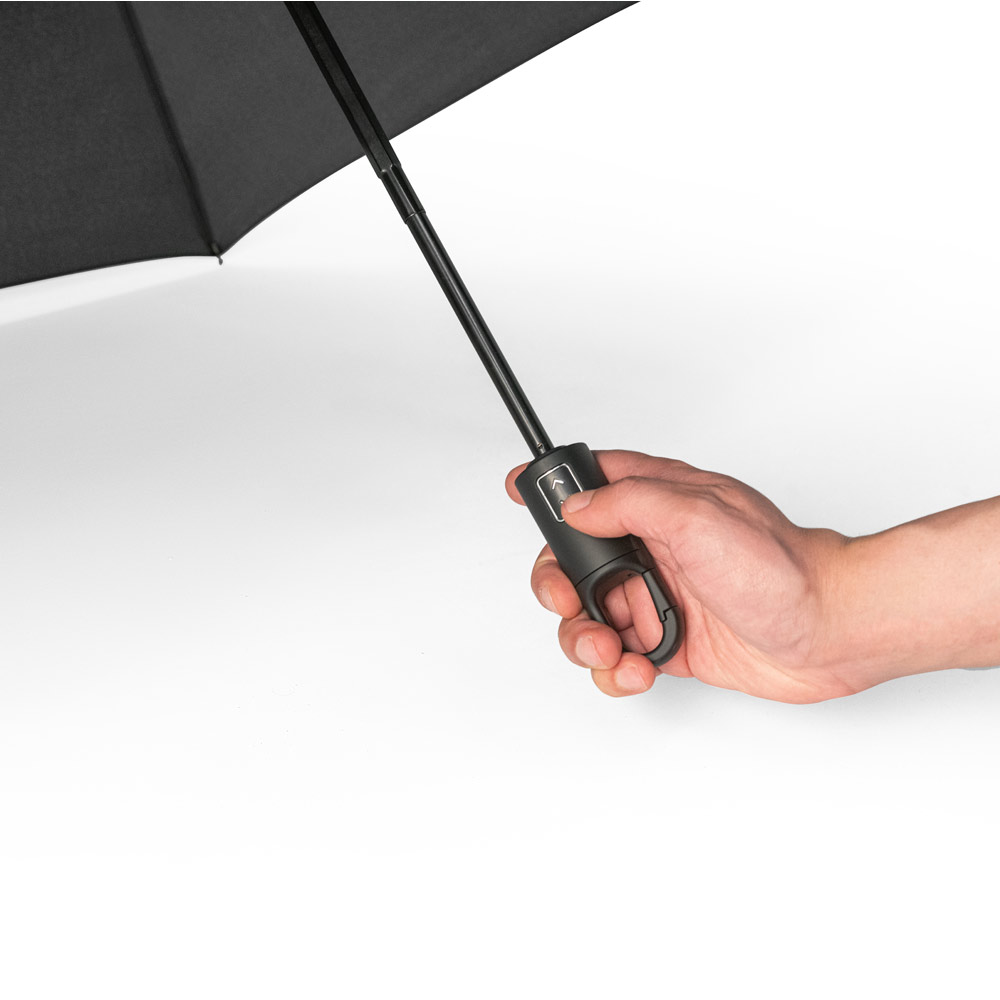 GUSTAVO. Guarda-chuva dobrável de 23'' em 100% poliéster reciclado pongee 190T (100% rPET) com abertura e fecho automático - Imagem 7